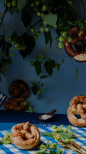 Lade das Bild in den Galerie-Viewer, Samstag, den 26.9.2026 Online Live-Cooking um 17:00 - Echtes Wiesn-Feeling zum kleinen Preis! Oktoberfest Sause mit Frau Bunt kocht!