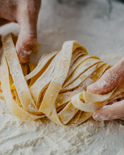 Lade das Bild in den Galerie-Viewer, Sonntag, 4. Mai 2026 - Online Live-Cooking Pasta-Sonntag! Von Gnocchi bis Ravioli - alles handgemacht!
