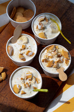 Lade das Bild in den Galerie-Viewer, Coming Soon!! Buchbar ab dem 15.10 2025 - 26.11 2025 Online Live-Cooking um 18.00 - Banoffee Pie! Der New York Klassiker aus der Magnolia Bakery mit Frau Bunt kocht!
