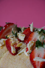 Lade das Bild in den Galerie-Viewer, Sonntag, 24. Mai 2026 Online Live-Cooking um 15:00 Uhr - Erdbeerzeit! Biskuitrolle mit Tonkabohnen-Frischkäse-Ganache &amp; frischen Erdbeeren!
