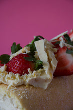 Lade das Bild in den Galerie-Viewer, Sonntag, 24. Mai 2026 Online Live-Cooking um 15:00 Uhr - Erdbeerzeit! Biskuitrolle mit Tonkabohnen-Frischkäse-Ganache &amp; frischen Erdbeeren!
