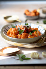 Lade das Bild in den Galerie-Viewer, Sonntag, den 16.11.2025 Online Live-Cooking um 17:00 - Gnocchi-Gelinggarantie &amp; Wodka-Sauce! Selbstgemacht mit Frau Bunt kocht!
