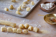 Lade das Bild in den Galerie-Viewer, Sonntag, den 16.11.2025 Online Live-Cooking um 17:00 - Gnocchi-Gelinggarantie &amp; Wodka-Sauce! Selbstgemacht mit Frau Bunt kocht!
