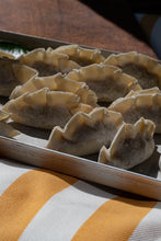 Lade das Bild in den Galerie-Viewer, Sonntag, den 01.02.2025 Online Live-Cooking um 17:00 - Gyoza &amp; Wan-Tan! Asiatische Teigtaschen mit Nudelblätter-Trick mit Frau Bunt kocht!
