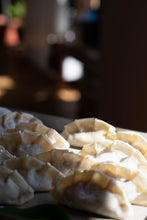 Lade das Bild in den Galerie-Viewer, Sonntag, den 01.02.2025 Online Live-Cooking um 17:00 - Gyoza &amp; Wan-Tan! Asiatische Teigtaschen mit Nudelblätter-Trick mit Frau Bunt kocht!
