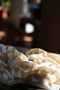 Sonntag, den 01.02.2025 Online Live-Cooking um 17:00 - Gyoza & Wan-Tan! Asiatische Teigtaschen mit Nudelblätter-Trick mit Frau Bunt kocht!