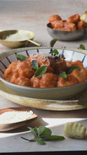 Laden und Abspielen von Videos im Galerie-Viewer, Sonntag, den 16.11.2025 Online Live-Cooking um 17:00 - Gnocchi-Gelinggarantie &amp; Wodka-Sauce! Selbstgemacht mit Frau Bunt kocht!
