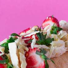 Lade das Bild in den Galerie-Viewer, Sonntag, 2. August 2026 Online Live-Cooking um 15:00 Uhr - Erdbeerzeit! Biskuitrolle mit Tonkabohnen-Frischkäse-Ganache &amp; frischen Erdbeeren!
