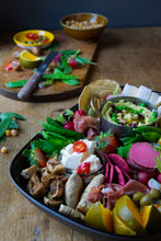 Lade das Bild in den Galerie-Viewer, Sonntag, den 23.11.2025 Online Live-Cooking um 17:00 - Essbarer Adventskranz! Grazing Board Kunstwerke mit Frau Bunt kocht!
